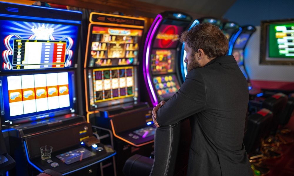 How do online casino operators handle peak traffic periods efficiently?